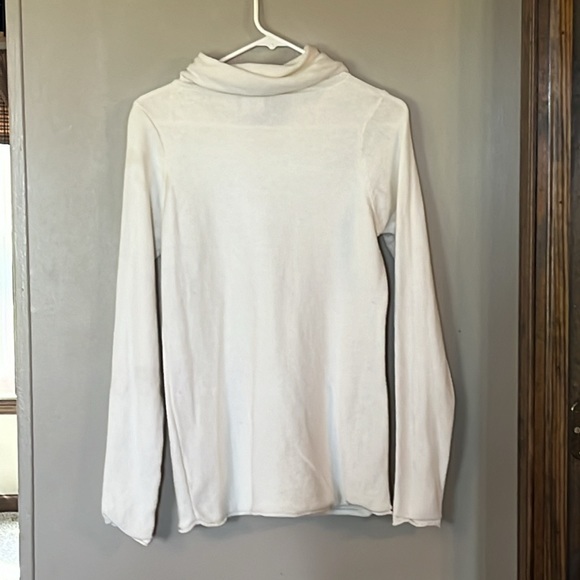 Columbia White crowl neck long sleeve sweater. Size Medium. Pit to pit is 18.5” - Picture 3 of 10